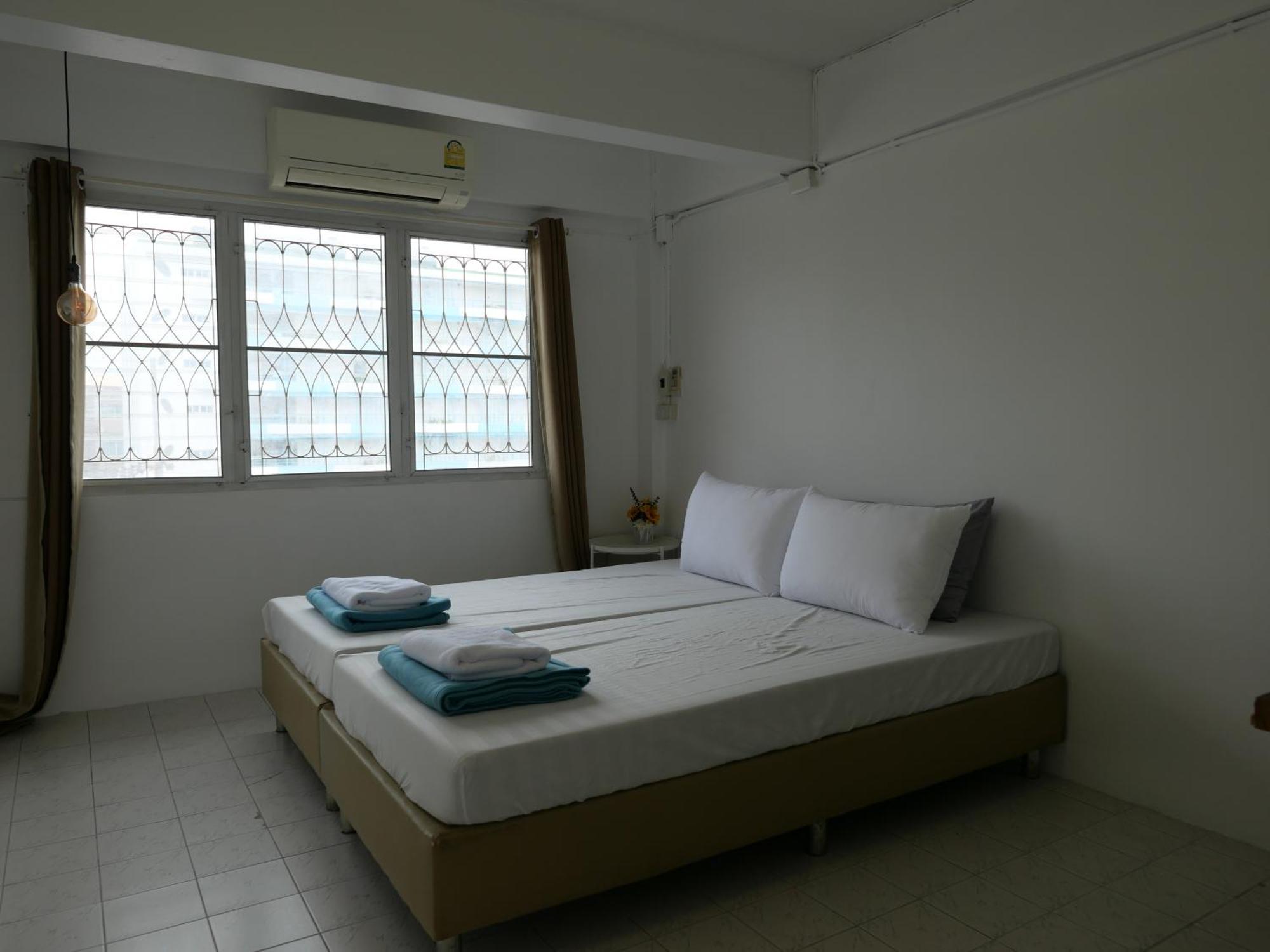 Films House Hostel Bangsaen Eksteriør billede