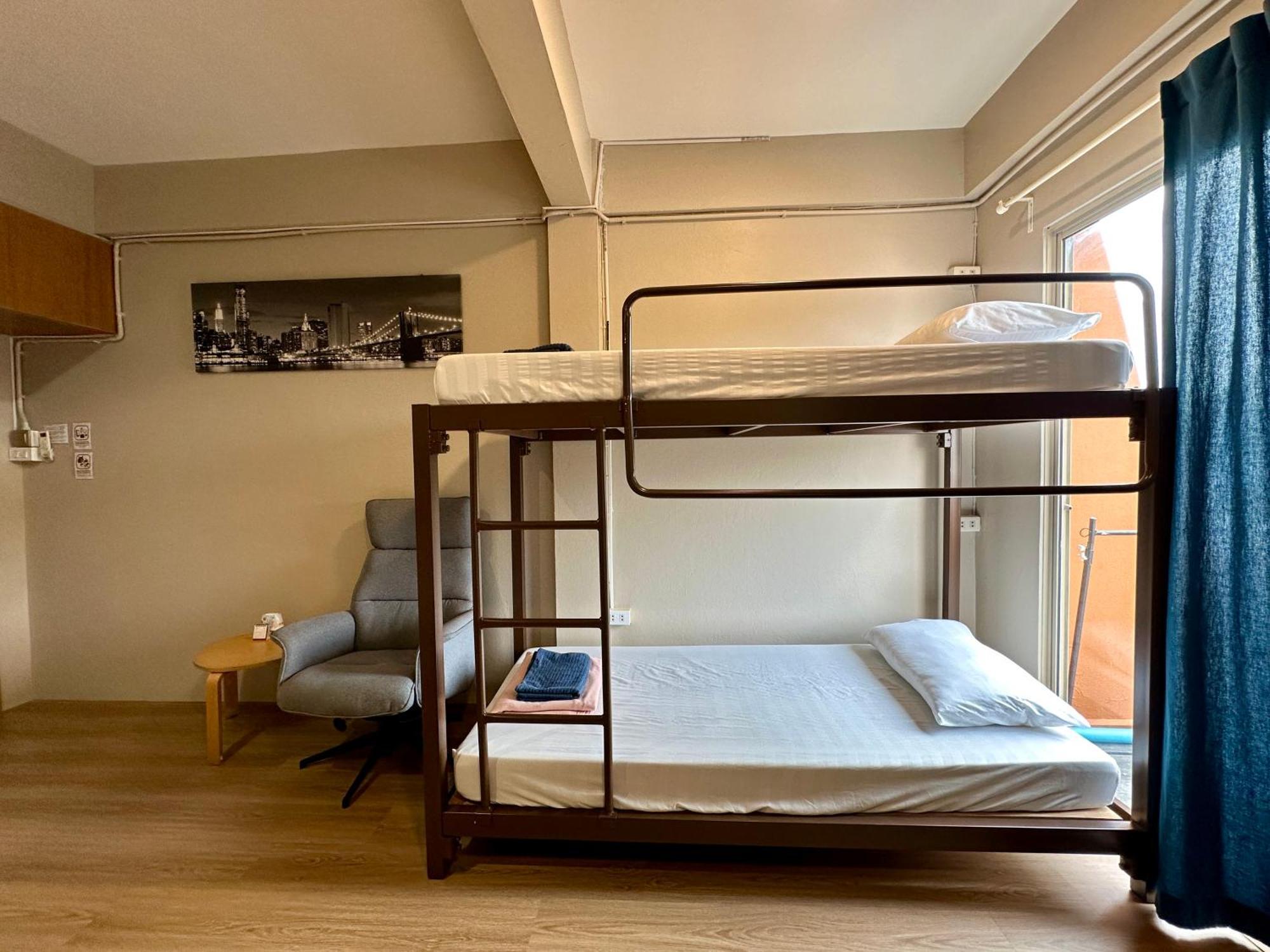 Films House Hostel Bangsaen Eksteriør billede